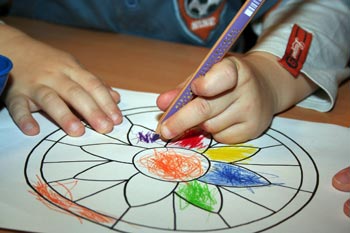 Kinder malen gern: eine kleine Ecke mit Malzeug und die Kinder langweilen sich nicht mehr bei der Hochzeit