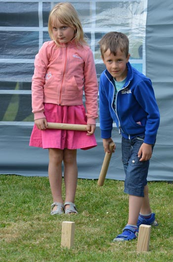 Kubb mach auch in größeren Kinder-Gruppen Spaß