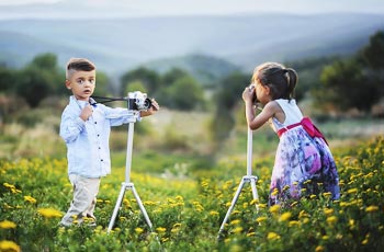Als Mini-Fotografen haben Kinder bei der Hochzeit viel Spass.