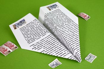 Papierflieger basteln sind eine willkommene Beschäftigung für Kinder bei der Hochzeit