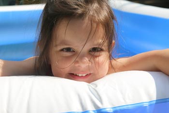 Planschbecken als Abkühlung für Kinder bei der Hochzeit im Hochsommer