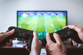 ältere Kinder auf der Hochzeit sind mit einer Spielekonsole zufrieden