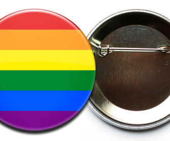 gestreifter LGBTIQ+ Button mit Sicherheitsnadel