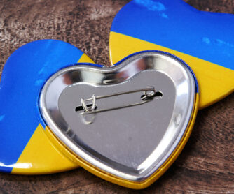 Herz-Button Ukraine mit Sicherheitsnadel Free Ukrajina