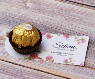 personalisierte Karte mit Praline als Tischdeko und Geschenk für die Gäste | Design: Sommerklee