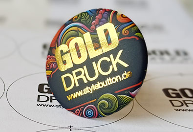 Button matt mit partiellem Golddruck