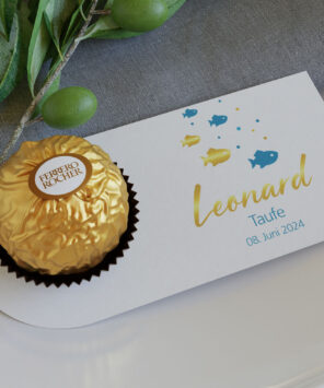 Gastgeschenk zur Taufe: Pralinenaufleger mit blauen und goldenen Fischen, Name und Datum