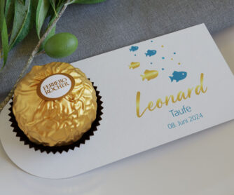 Gastgeschenk zur Taufe: Pralinenaufleger mit blauen und goldenen Fischen, Name und Datum
