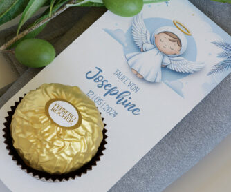 hellblaues Taufkärtchen mit Engel und Praline als Gastgeschenk zur Taufe