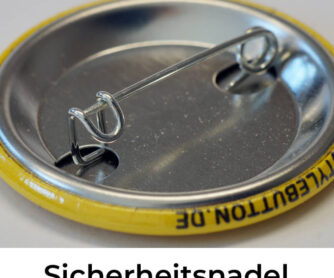 Sicherheitsnadel als Befestigung eines 37-mm Button
