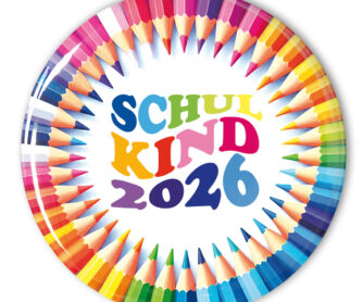 Bunter Schulkind-Button mit Regenbogen-Schriftzug und Stiftmotiv