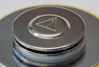 Der kleine Magnetverschluss besteht aus einem Neodymmagnet in einem runden Griffstück aus Metall und kommt bei 37 mm Buttons zum Einsatz.